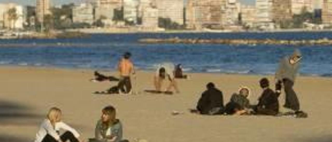 Playa del Postiguet, Alicante, ayer a las 17 horas