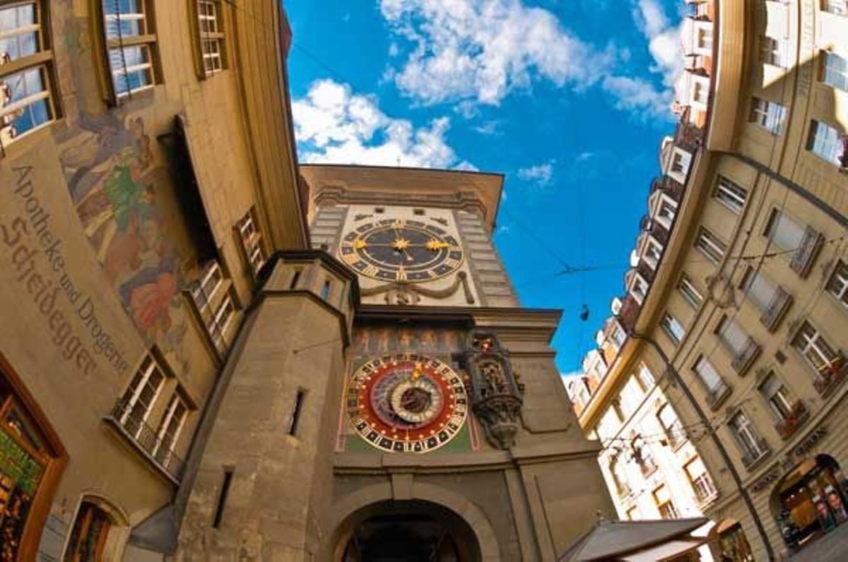 El reloj astronómico de Berna fue construido entre 1527 y 1530 por Caspar Brunner. La construcción donde se aloja se denomina Torre del Reloj.