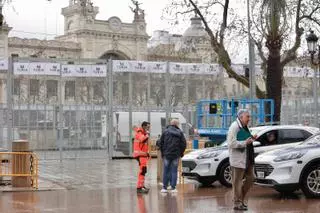 Las lluvias azotan las fallas en València: mascletà suspendida y los primeros ninots protegidos con plásticos