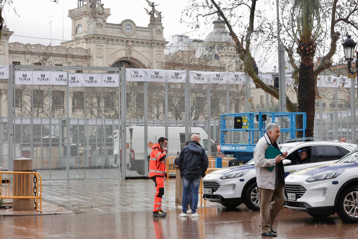 Las lluvias azotan las fallas en València: mascletà suspendida y los primeros ninots protegidos con plásticos