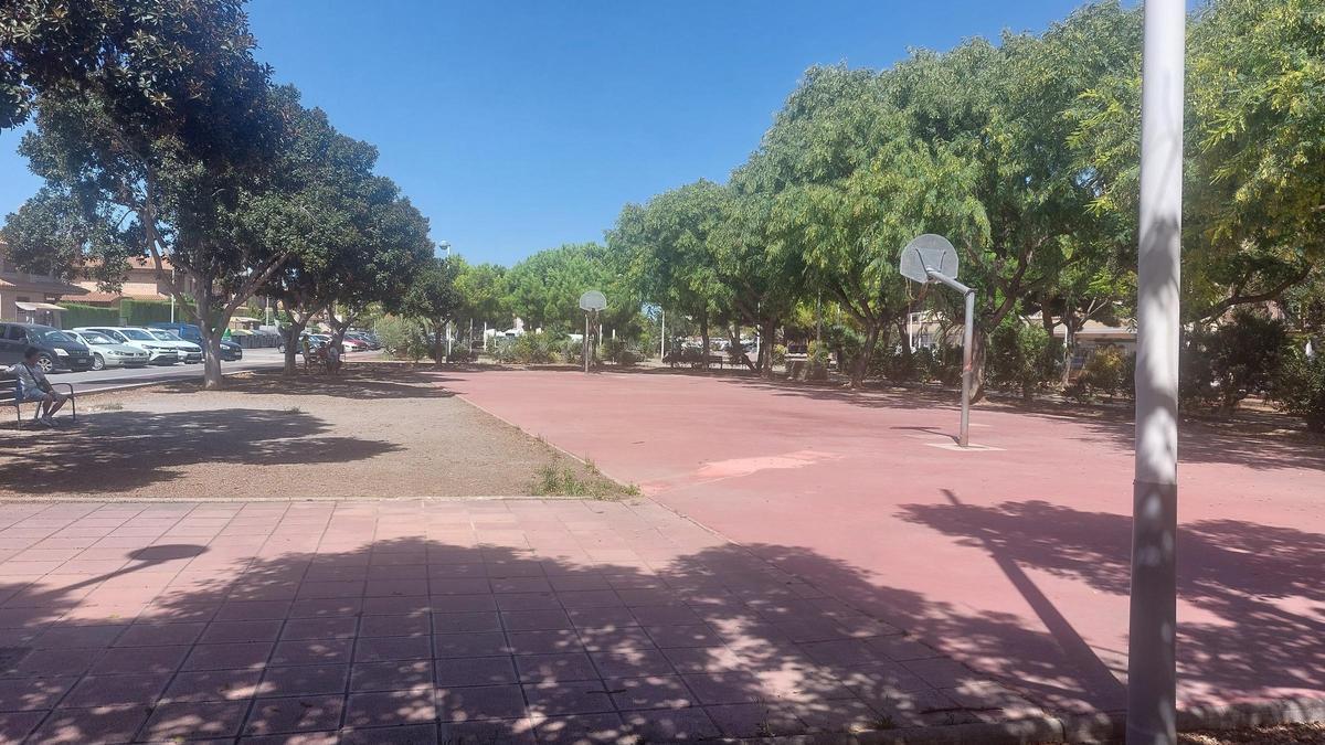 Vista de la cancha de baloncesto de la plaza Padre Jaime del Port de Sagunt.