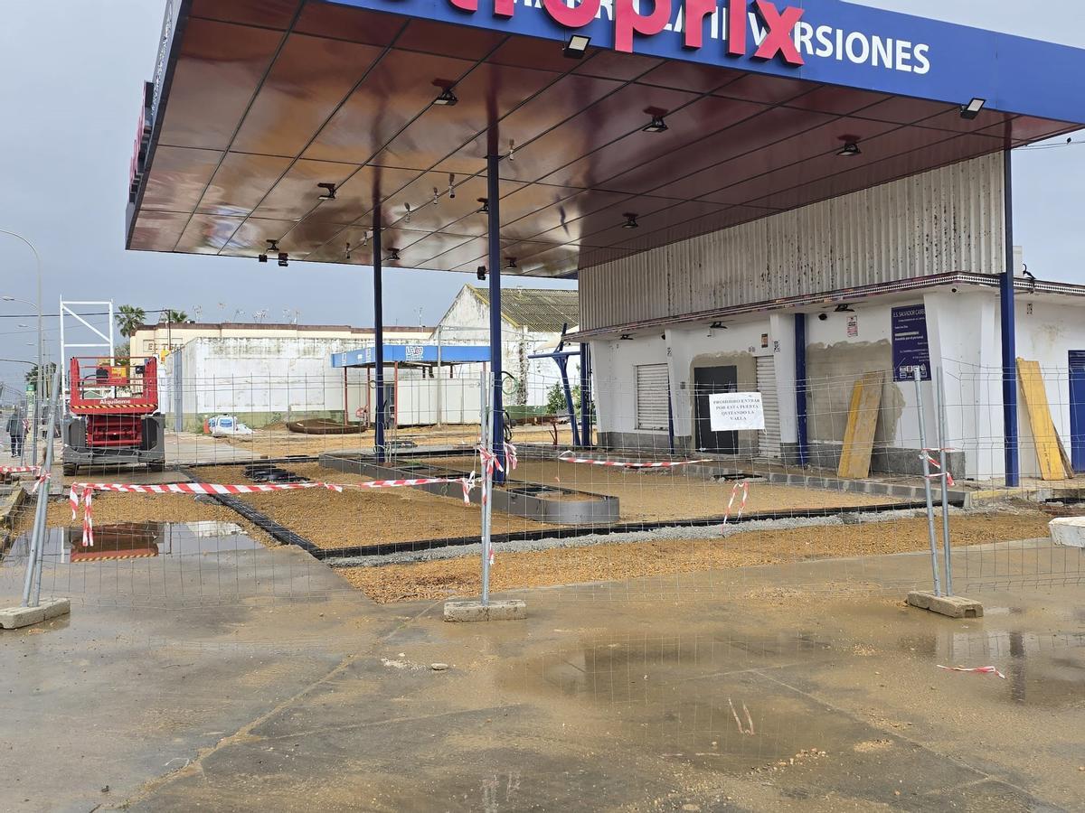 Imagen de la gasolinera, con un vallado y sin actividad, supuesto foco de la contaminación de Coria.