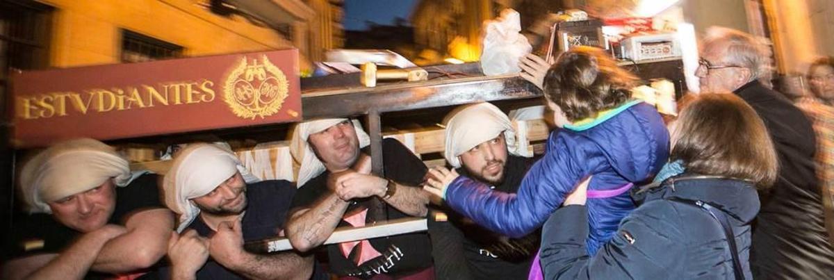Una niña, ayer, echando una bolsa de alimentos en la parihuela del "Ensayo solidario de los Estudiantes".