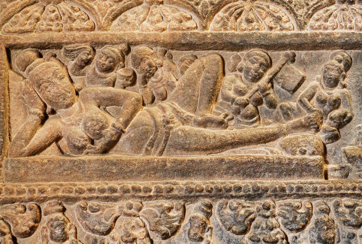 Masaje a la diosa en uno de los templos de Pattadakal, India.
