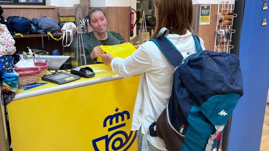 Correos anima a que os peregrinos manteñan limpo o Camiño.   | // FDV