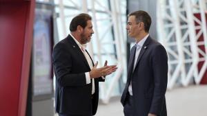 El ministro de Transportes, Óscar Puente, conversa con Pedro Sánchez el pasado 1 de junio en la estación de Chamartín (Madrid).