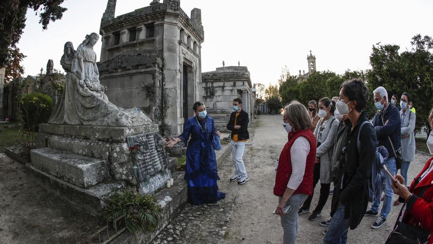 Los habitantes más ilustres del cementerio de Pereiró muestran sus &#039;aposentos&#039;