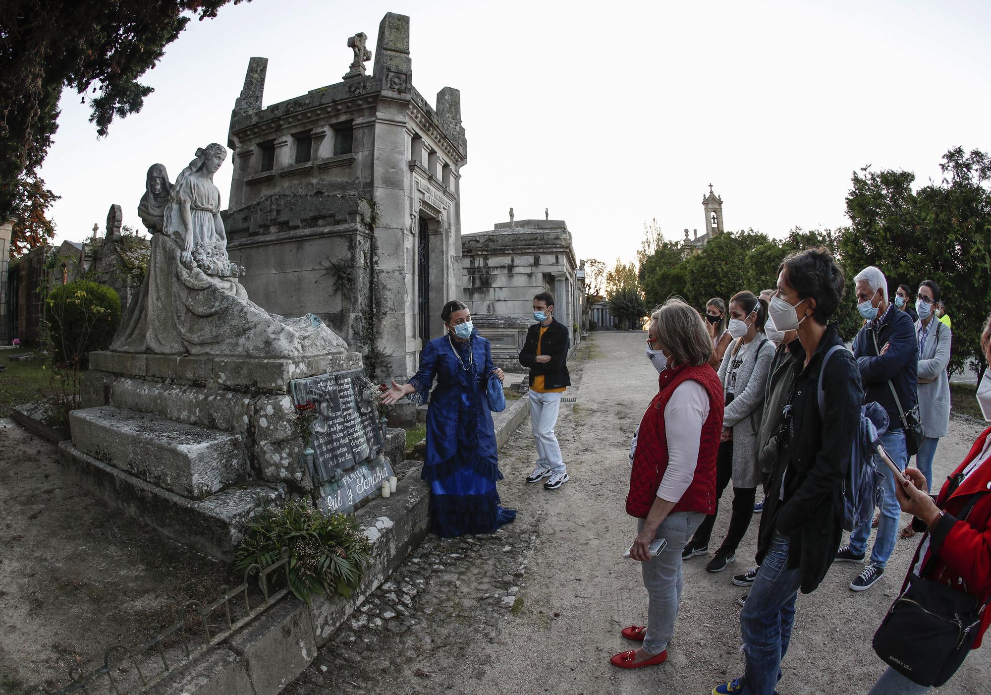Los habitantes más ilustres del cementerio de Pereiró muestran sus 'aposentos'