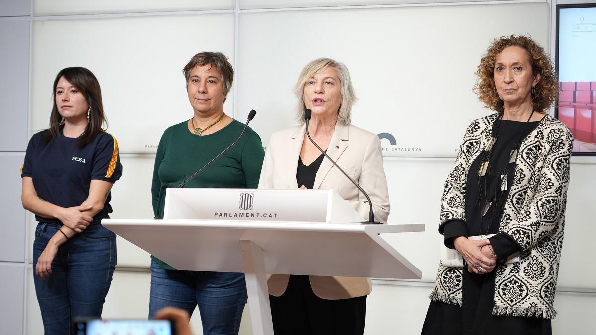 Laure Vega (CUP), Susanna Segovia (Comuns), Eva Candela (PSC) y Ester Capella (ERC), en rueda de prensa