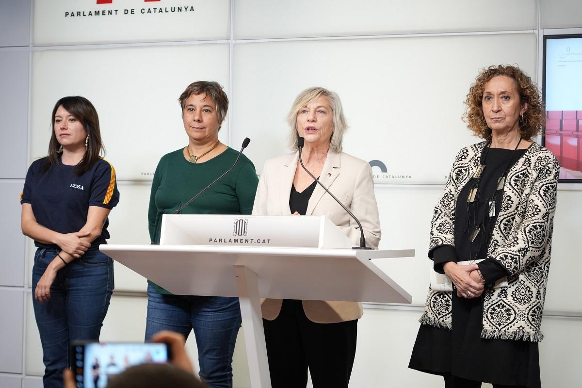 Laure Vega (CUP), Susanna Segovia (Comuns), Eva Candela (PSC) y Ester Capella (ERC), en rueda de prensa