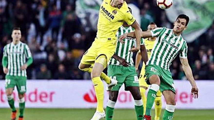 Iborra salta per una pilota aèria amb Mandi (Betis).