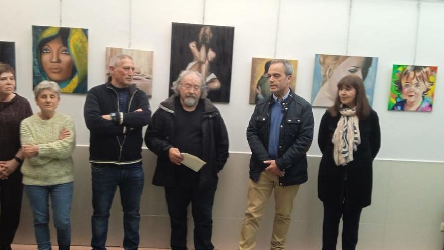 Exposición de pintura de Adicam. La muestra pictórica que lleva el nombre de «Doce Momentos», del artista José Antonio Penido Pereira, natural de Coiro, fue inaugurada el pasado día 21 de marzo en la Casa da Bola, con la presencia, entre otros, del concejal del PP de Cangas José Luis Gestido. En la inauguración participaron alumnos de violín de Conservatorio de Cangas.