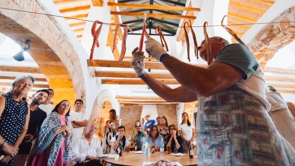 El pescador Amadeu Ros elabora salazones de "mussola"
