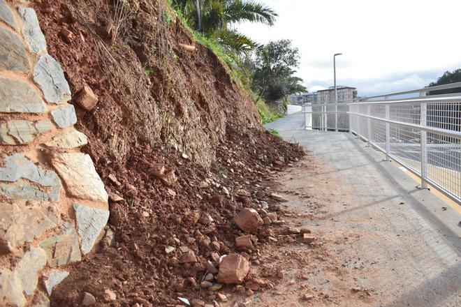 Galería | Parte de un terraplén cae sobre la pasarela del parque del Príncipe