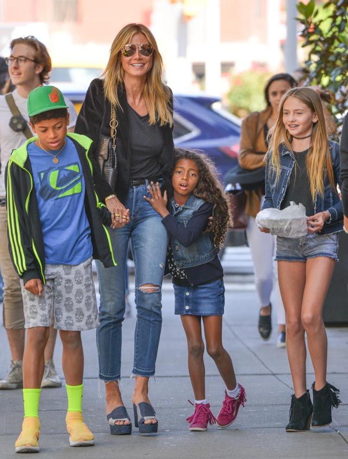 Heidi Klum y sus hijos de paseo por Manhattan.