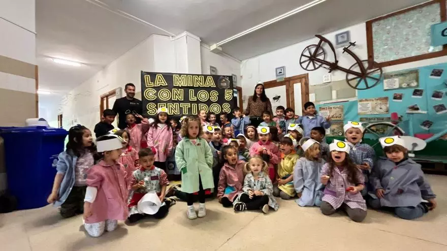 Raíces mineras desde el pupitre: alumnos de Infantil de Mieres descubren el carbón a través de la cocina