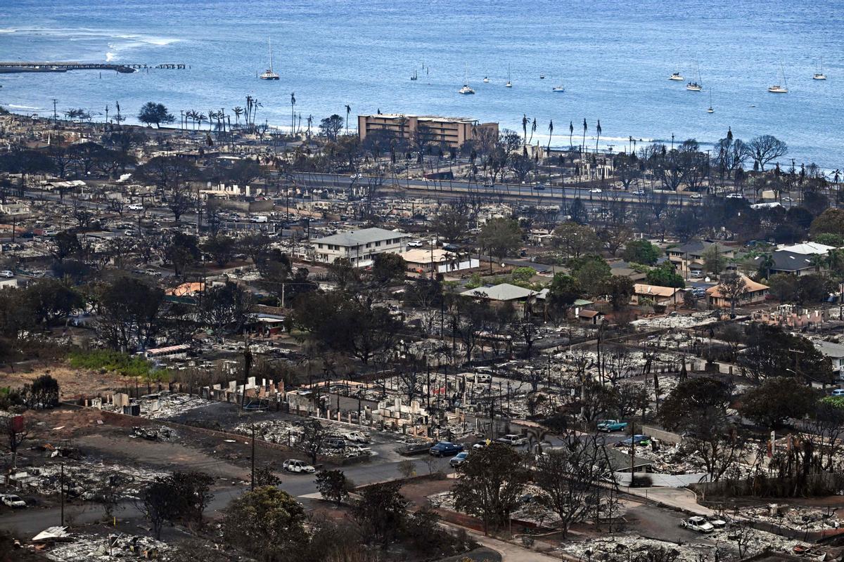 El fuego destruye la localidad de Lahaina, en Hawái