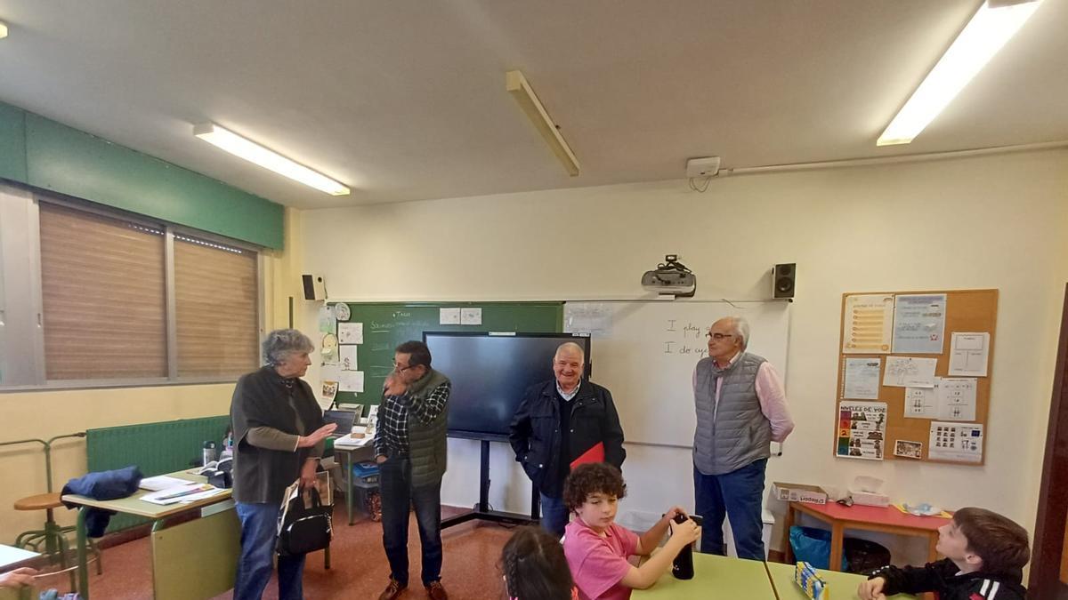 Los abuelos de Lieres, maestros y alumnos por un día en el colegio Xentiquina