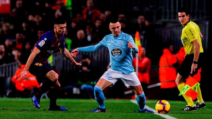 Aspas intenta controlar el balón ante Lenglet poco antes de lesionarse en el Camp Nou. // LOF