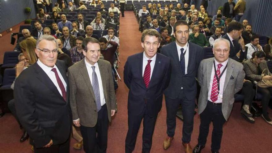 Alfredo García, Caballero, Feijóo, Alfonso Villares y Manuel Mirás, en la asamblea de la Fegamp.