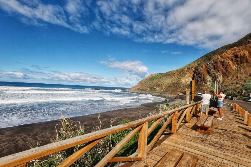 Falta de aparcamiento en las playas de Roque de las Bodegas y Almáciga, en Anaga