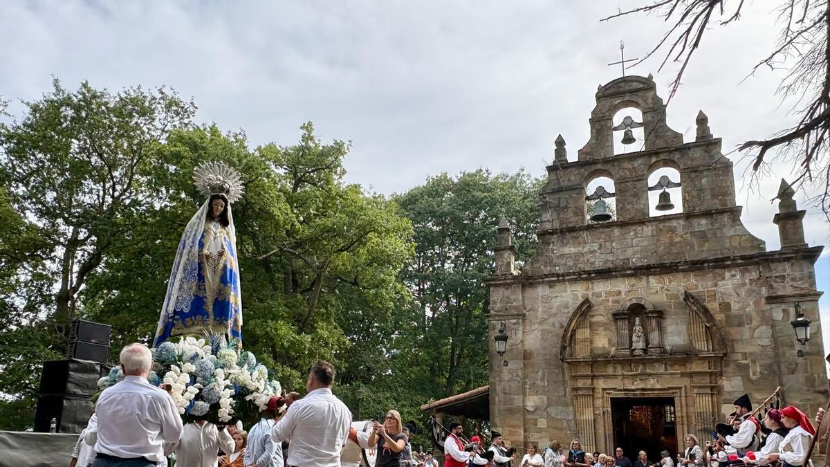 Langreo celebra en paz a su patrona y pide a la Virgen del Carbayu que acabe con la burocracia