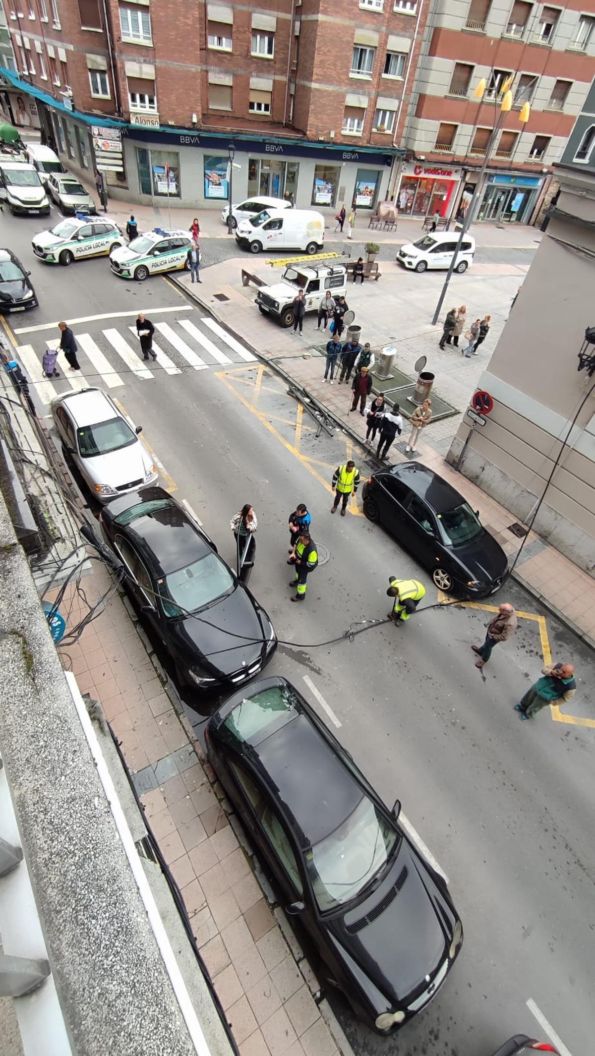 Operarios y agentes en el lugar del suceso.