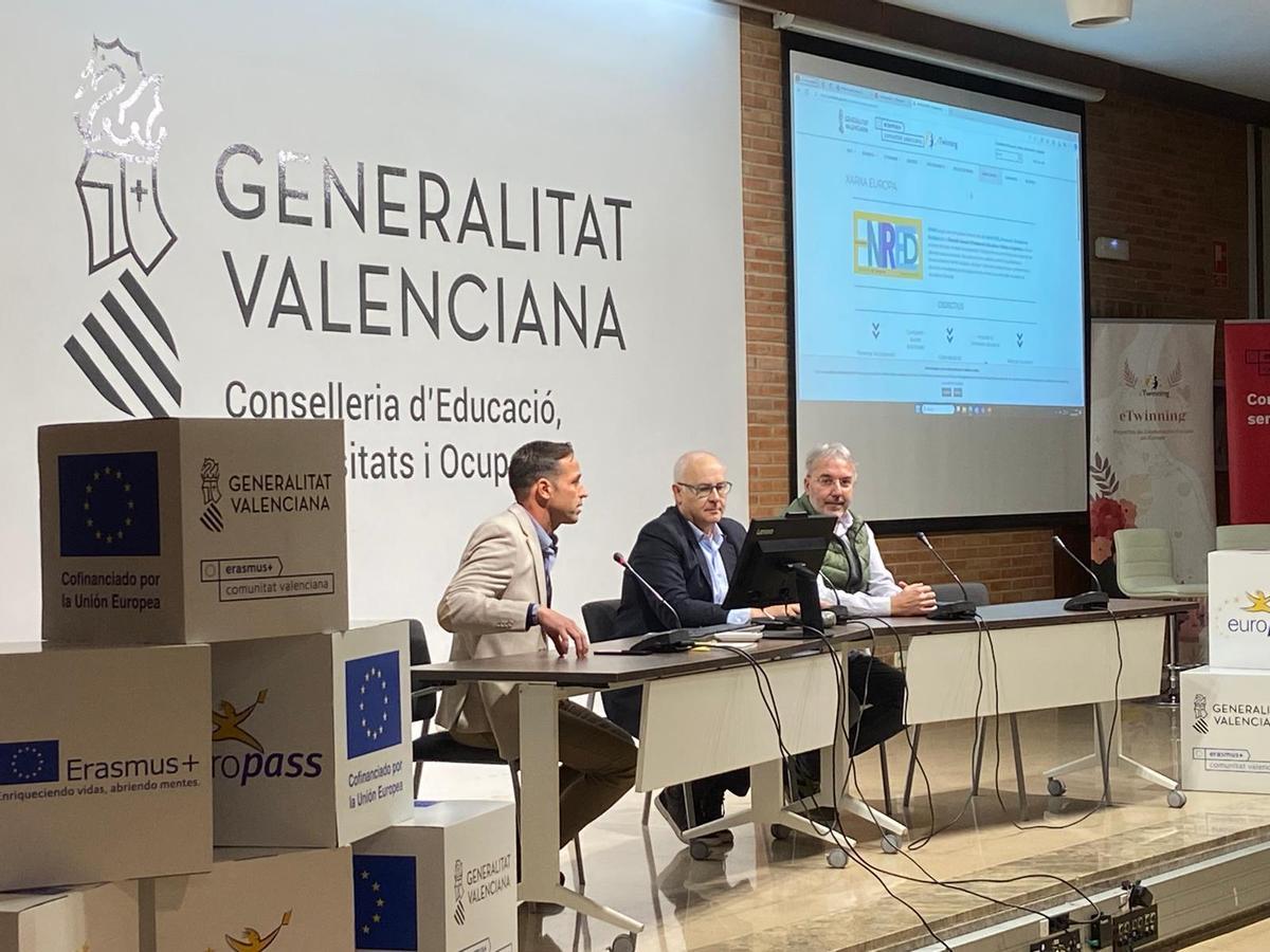 El que fuera subdirector de Formación del Profesorado (a la derecha) en unas jornadas de la Generalitat