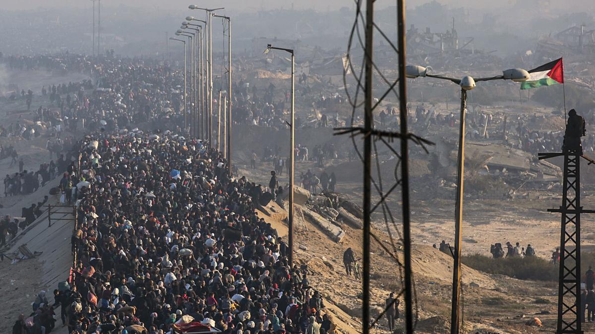 Centenares de palestinos vuelven al norte de Gaza.