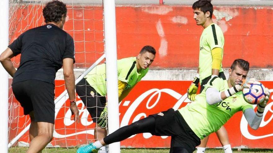 Cuéllar atrapa un balón lanzado por Isidro en presencia de Whlaley y Mariño.