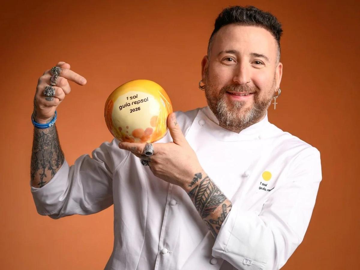 Miguel Vidal, chef de Bancal, en la fotografía en la que posa con su Sol Repsol