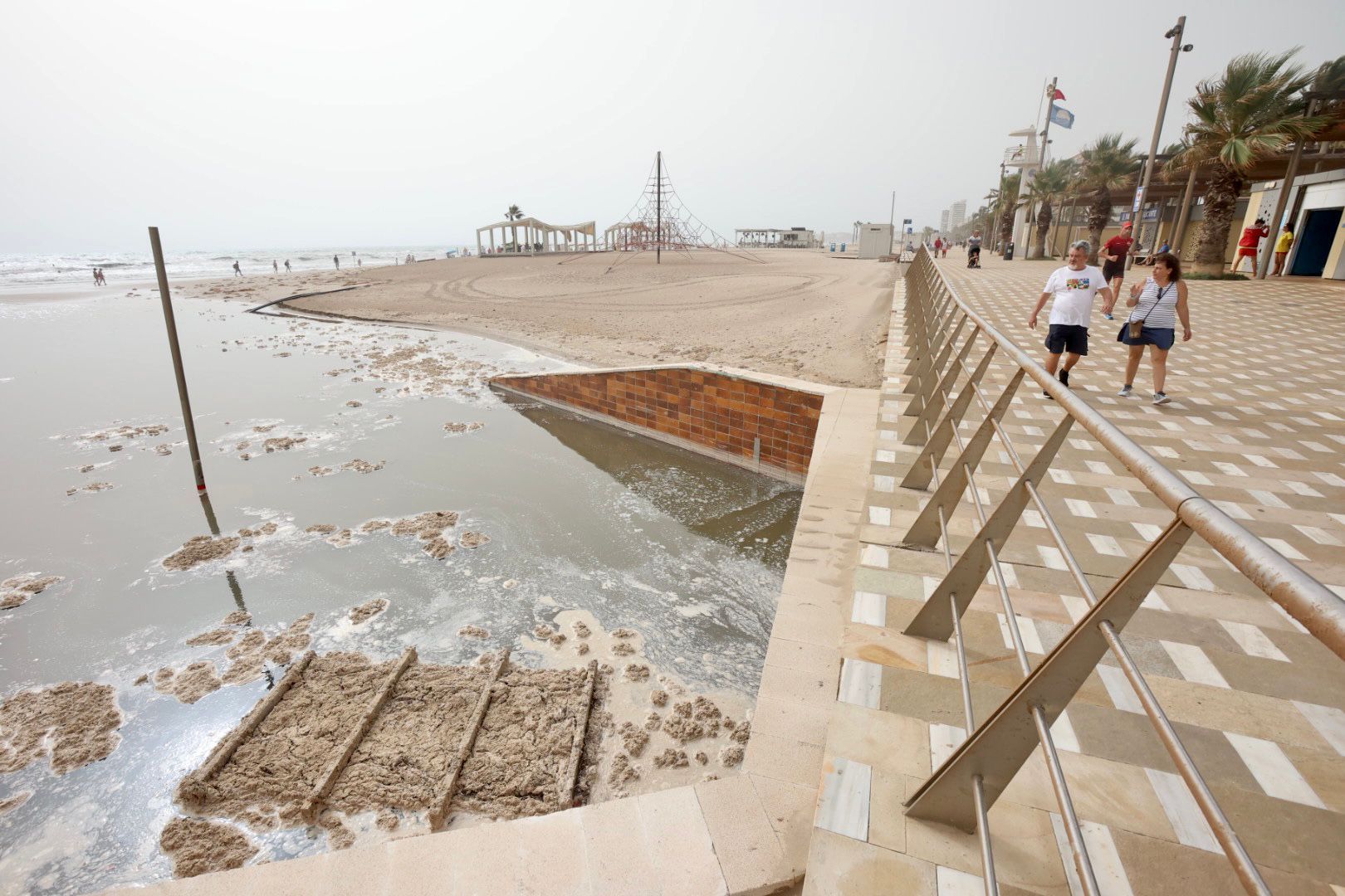 Así ha quedado la playa de San Juan tras el temporal.