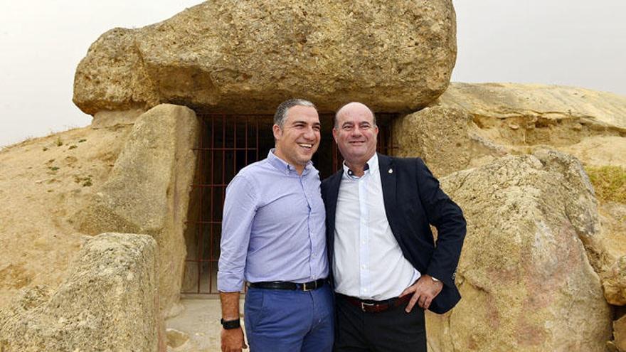 Elías Bendodo y Manuel Barón, en una visita a Los Dólmenes.