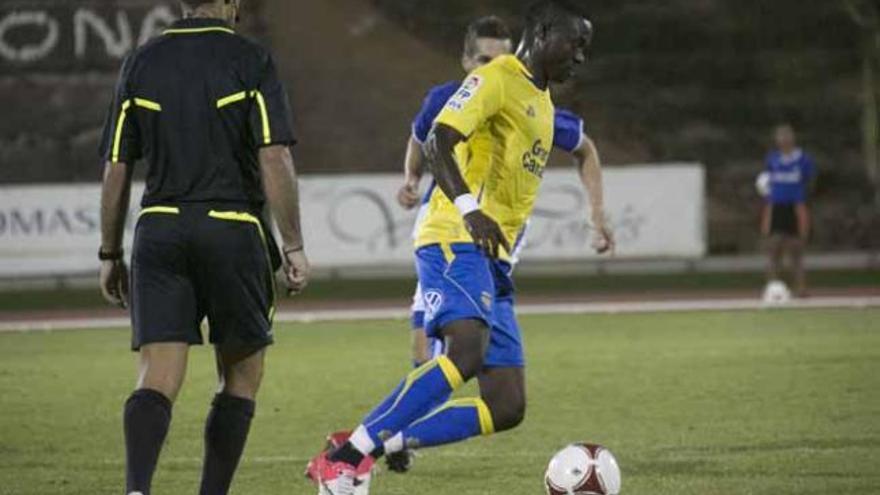 El delantero de la UD Maky Chrisantus, ayer, controla el esférico ante un jugador del CD Marino. | la opinión de tenerife