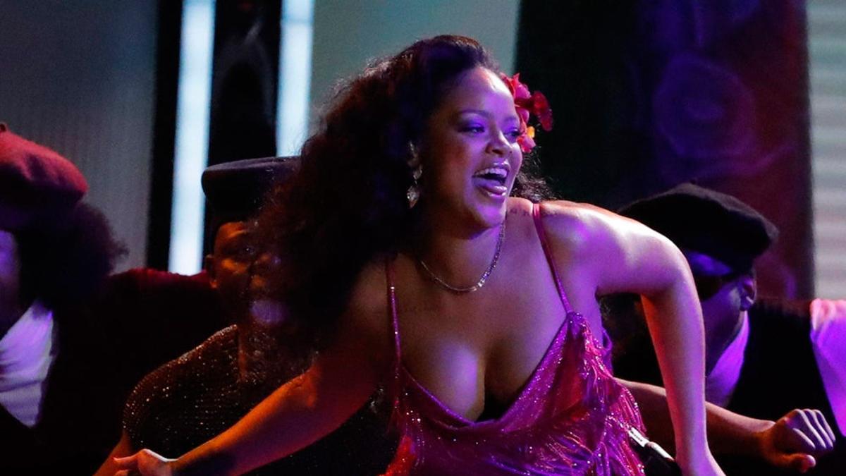 Rihanna durante su actuación en los Premios Grammy