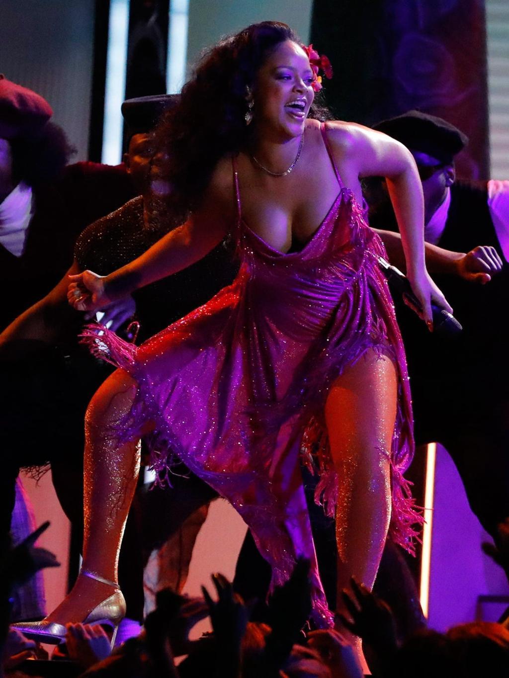 Rihanna durante su actuación en los Premios Grammy