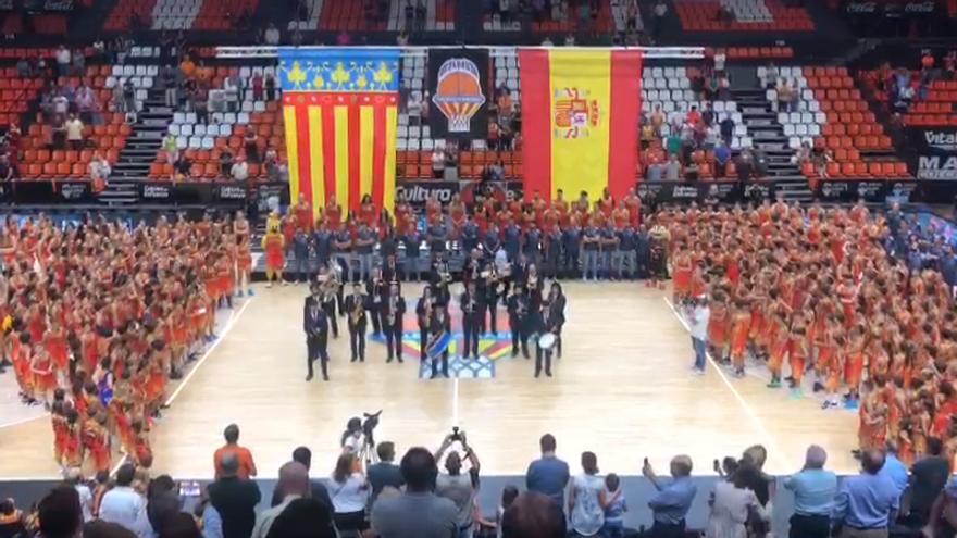 Momento en el que sonó el himno de la Comunitat Valenciana en la presentación del Valencia Basket
