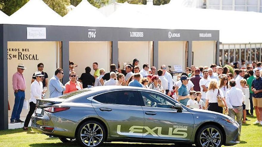 El ES 300h Híbrido Autorrecargable en el cesped del CSI4 Casas Novas. LEXUS BREOGÁN