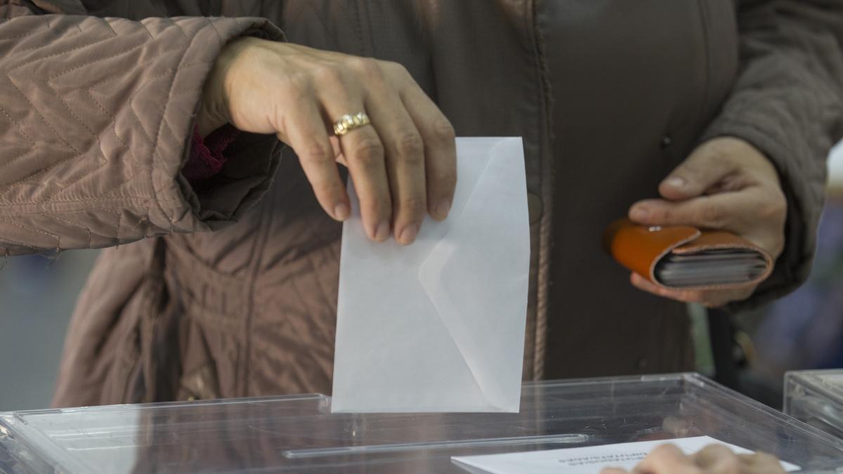 Una mujer introduce el sobre con su voto en una urna en una imagen de archivo.