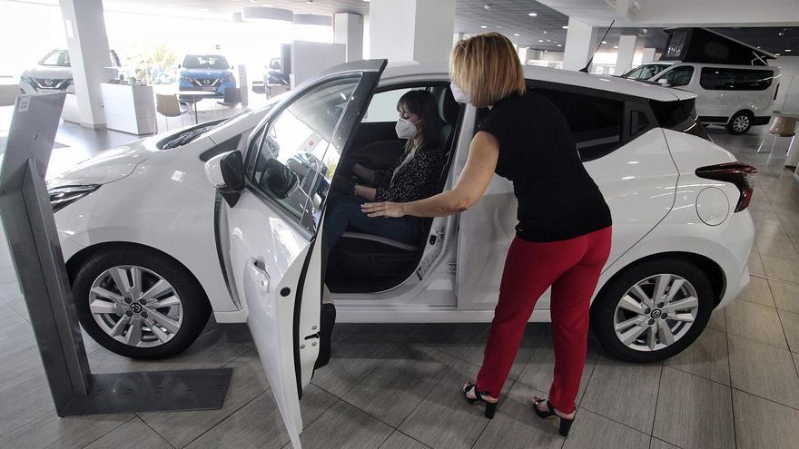 El turismo y las entregas pendientes dispara la matriculación de vehículos