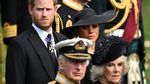 Una imagen de archivo del rey Carlos III, Camilla, el príncipe Enrique y Meghan.