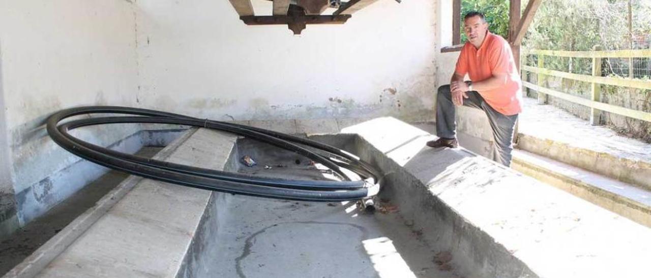 Andrés Rojo, ayer, en el lavadero del barrio del Valledal.