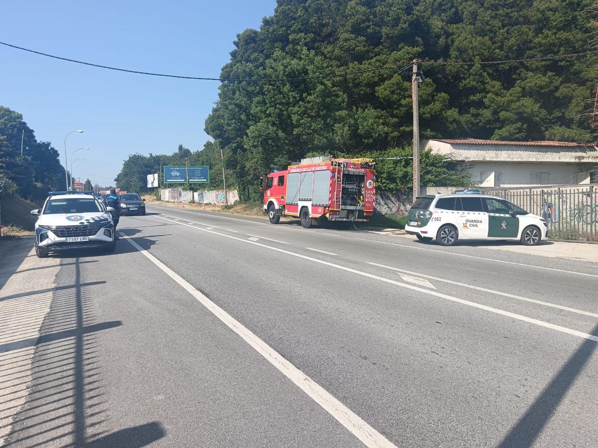 Los efectivos en la carretera desde la que se accede a la casa.