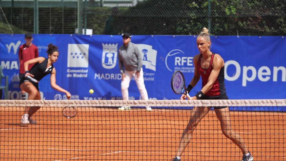 Ángela golpea la pelota en un partido de dobles con Arantxa Rus en el Open de Madrid.
