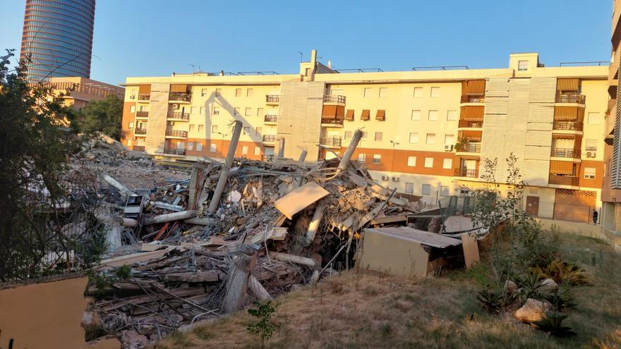 Los trabajos de demolición en la Torre Mapfre siguen parados: Urbanismo estudia qué causó el colapso