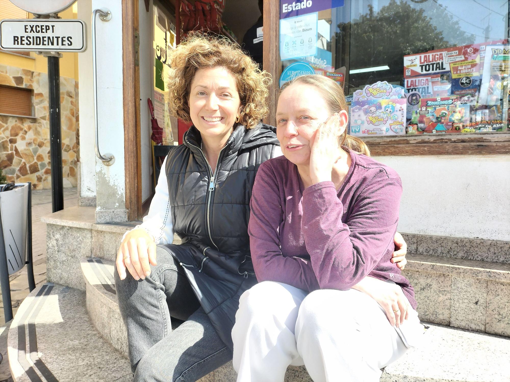 Patricia Llorent y Ana García, en la entrada de un comercio local.