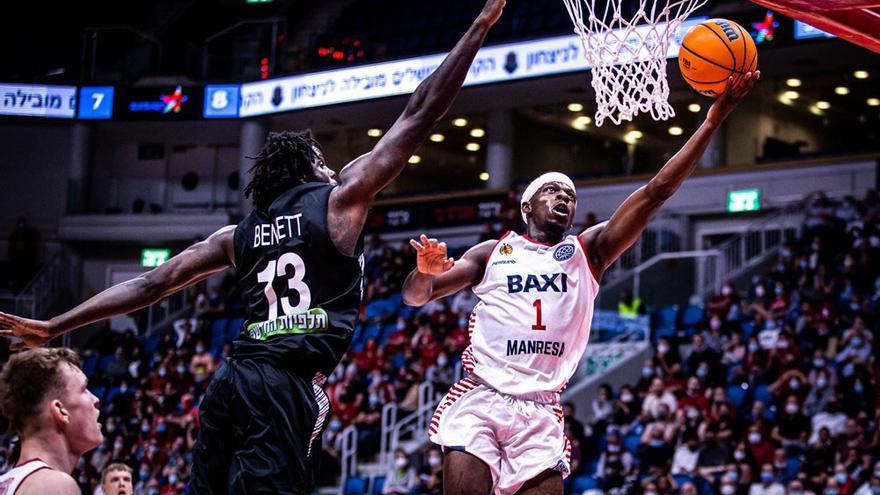 El base del Baxi Manresa Sylvain Francisco entra a cistella davant l&#039;oposició d&#039;Anthony Bennet, en el partit disputat fa dues setmanes al camp del Hapoel Jerusalem