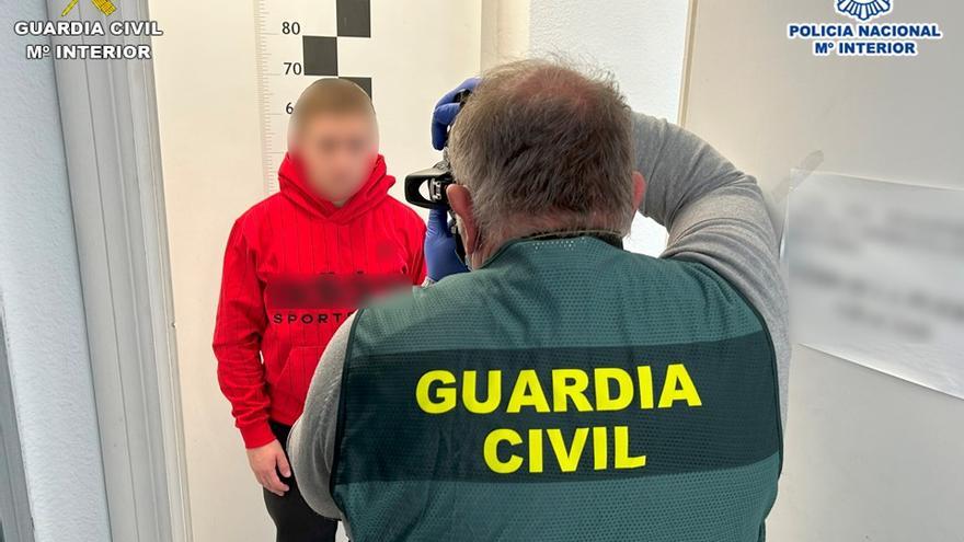 Un guardia civil reseña a uno de los detenidos.