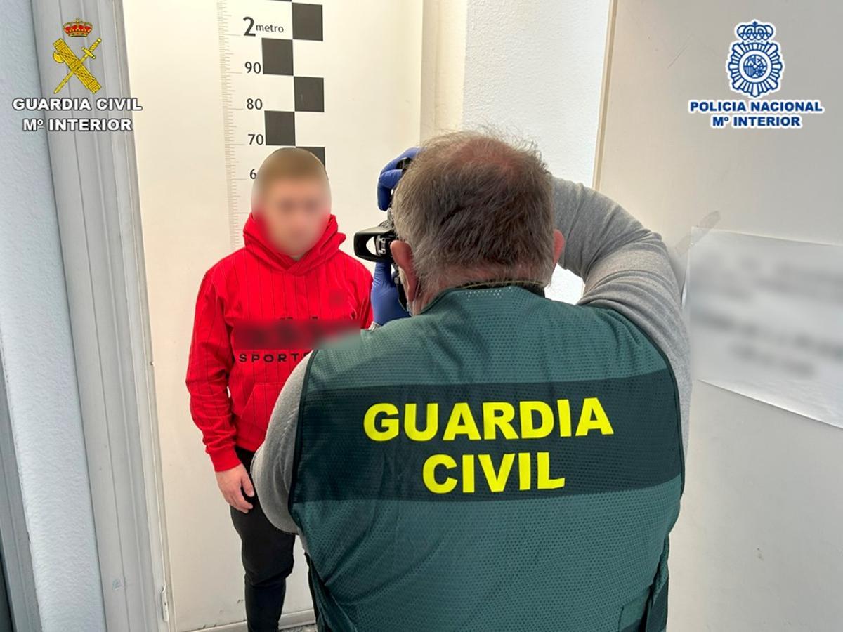 Un guardia civil reseña a uno de los detenidos.