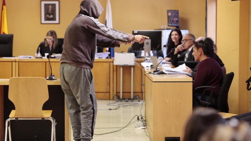 Celebración de un juicio por asesinato en el Palacio de Justicia.